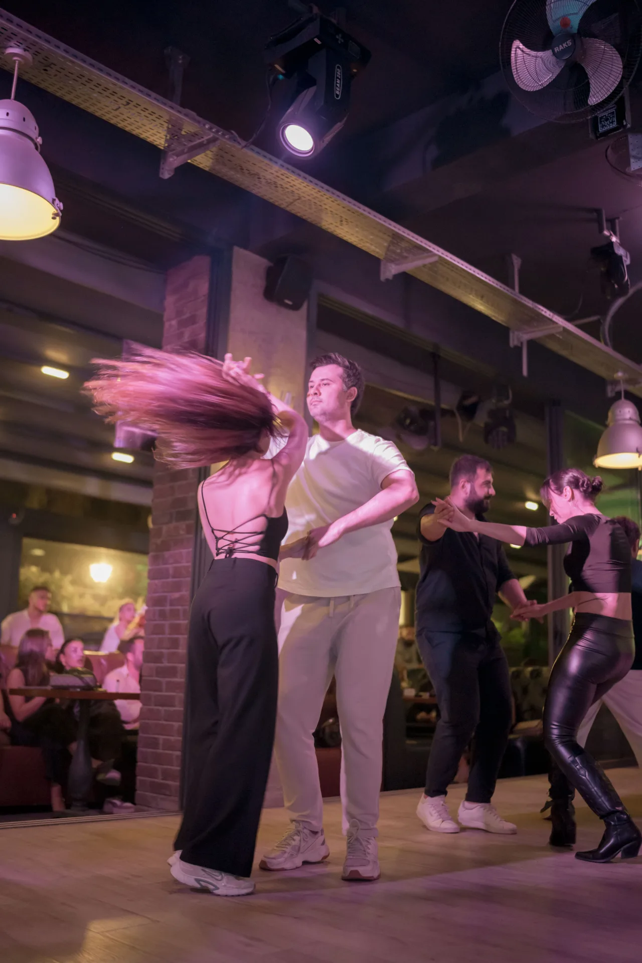 Locale Sports Bar – Party