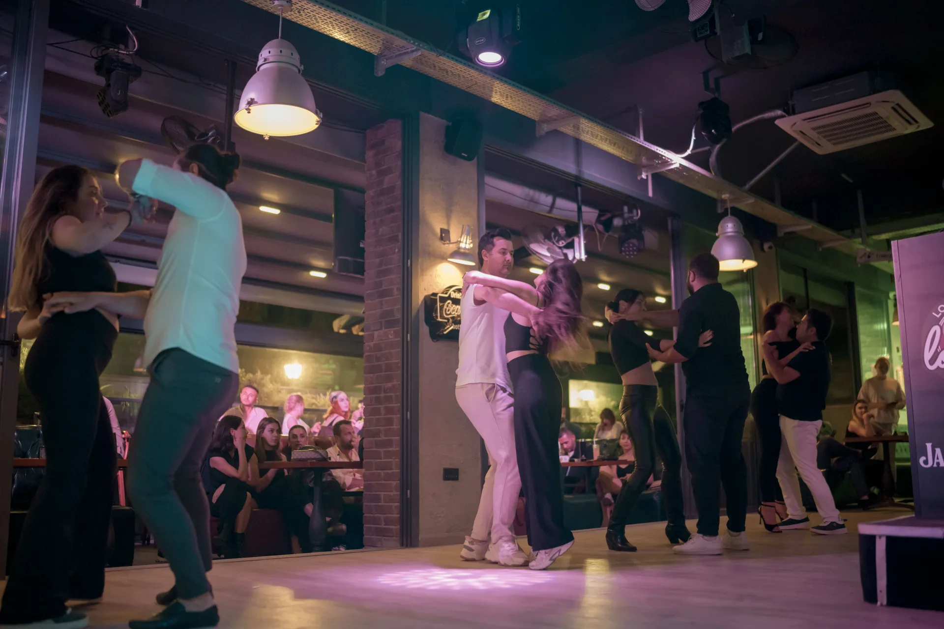 Locale Sports Bar – Party